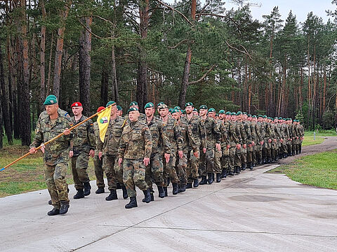 Den Tag der Werte nutzte das PzGrenBtl 411 zur Ausbildung „Marsch mit Gesang“. Foto: Michael Edlinger