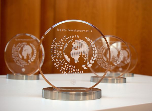 Bedeutungsvoll: Die gläserne Auszeichnung erhielt jeder der geehrten Peackeeper. Foto: DBwV/Vieth