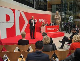 Auf dem hybrid in der SPD-Zentrale im Willy-Brandt-Haus durchgeführten Sonderparteitag warb Kanzlerkandidat Olaf Scholz für den Ampel-Koalitionsvertrag - eine breite Mehrheit der SPD-Mitglieder stimmte für das neue Regierungsbündnis. Foto: picture alliance/Michael Kappeler