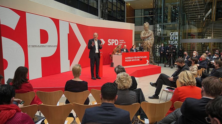 Auf dem hybrid in der SPD-Zentrale im Willy-Brandt-Haus durchgeführten Sonderparteitag warb Kanzlerkandidat Olaf Scholz für den Ampel-Koalitionsvertrag - eine breite Mehrheit der SPD-Mitglieder stimmte für das neue Regierungsbündnis. Foto: picture alliance/Michael Kappeler