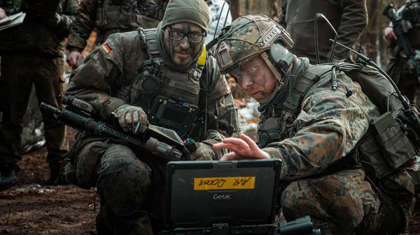 Das System Panzergrenadier definiert die Verbindung vom Schützenpanzer Puma und dem System Infanterist der Zukunft, beides in der Konfiguration für den Einsatz bei der VJTF, der Speerspitze der NATO. Foto: Bundeswehr/Maximilian Schulz