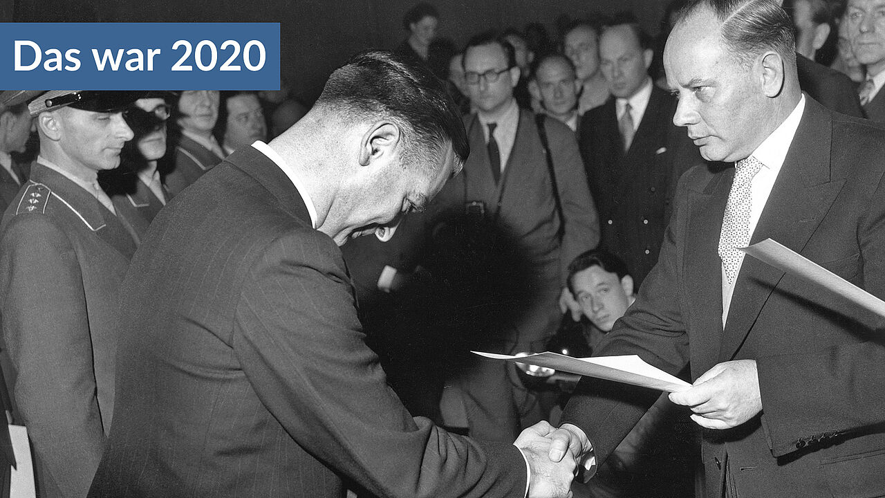 Am 12. November 1955 überreicht Bundesverteidigungsminister Theodor Blank (r.) in einer Kraftfahrzeughalle der Ermekeil-Kaserne in Bonn den ersten Freiwilligen der neuen deutschen Streitkräfte ihre Ernennungsurkunde. Zwölf waren in Uniform erschienen, der Rest nahm die Urkunde in Zivil entgegen. Foto: dpa/picture alliance
