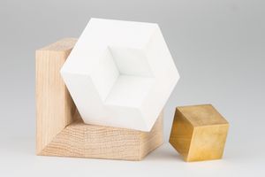 Symbolträchtig: Der Preis besteht aus drei unterschiedlichen Materialien. Das Eichenholz symbolisiert die Gesellschaft, Corian die Personen der Gesellschaft und das Messing stellt die Bundeswehr dar. Foto: Bundeswehr