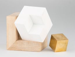 Symbolträchtig: Der Preis besteht aus drei unterschiedlichen Materialien. Das Eichenholz symbolisiert die Gesellschaft, Corian die Personen der Gesellschaft und das Messing stellt die Bundeswehr dar. Foto: Bundeswehr