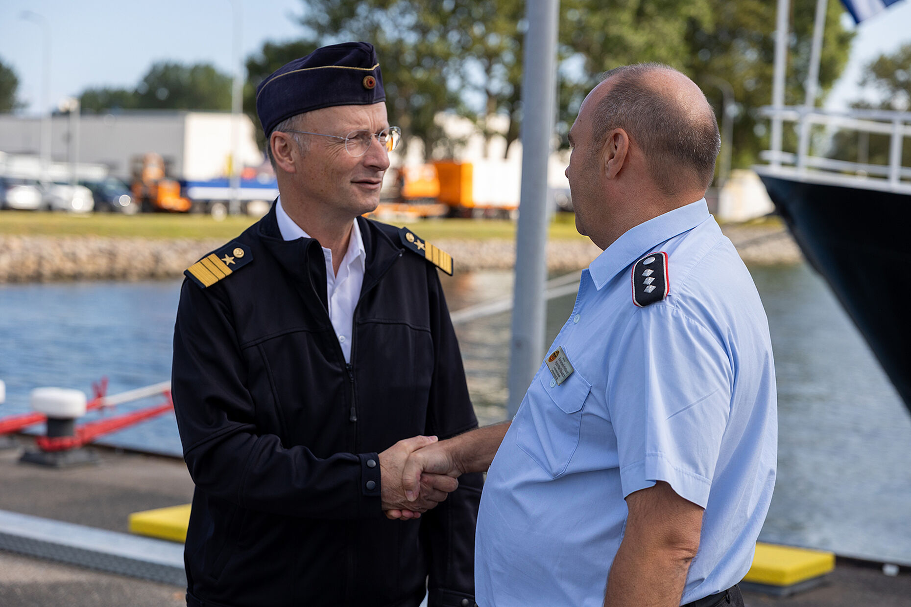 Der Stellvertreter des Inspekteurs der Marine, Vizeadmiral Axel Deertz (l.), wird vom Landesvorsitzenden Ost, Hauptmann Ralf Baasch, begrüßt. Foto: DBwV/Yann Bombeke