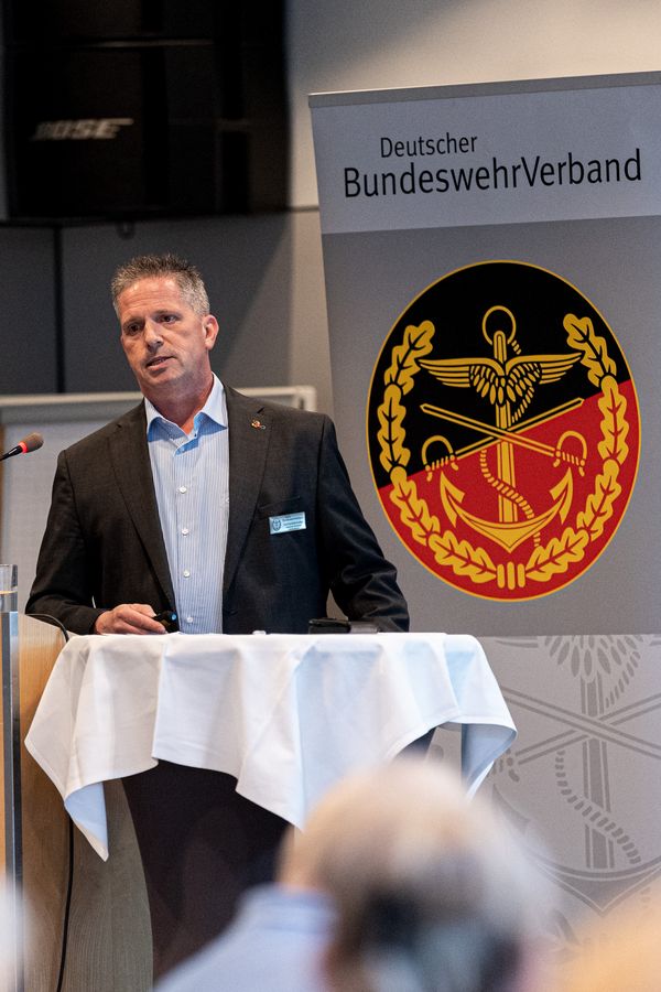 Oberstabsfeldwebel Sascha Altenhofen während seines Vortrags über die Beteiligungsrechte. Foto: DBwV/Sarina Flachsmeier