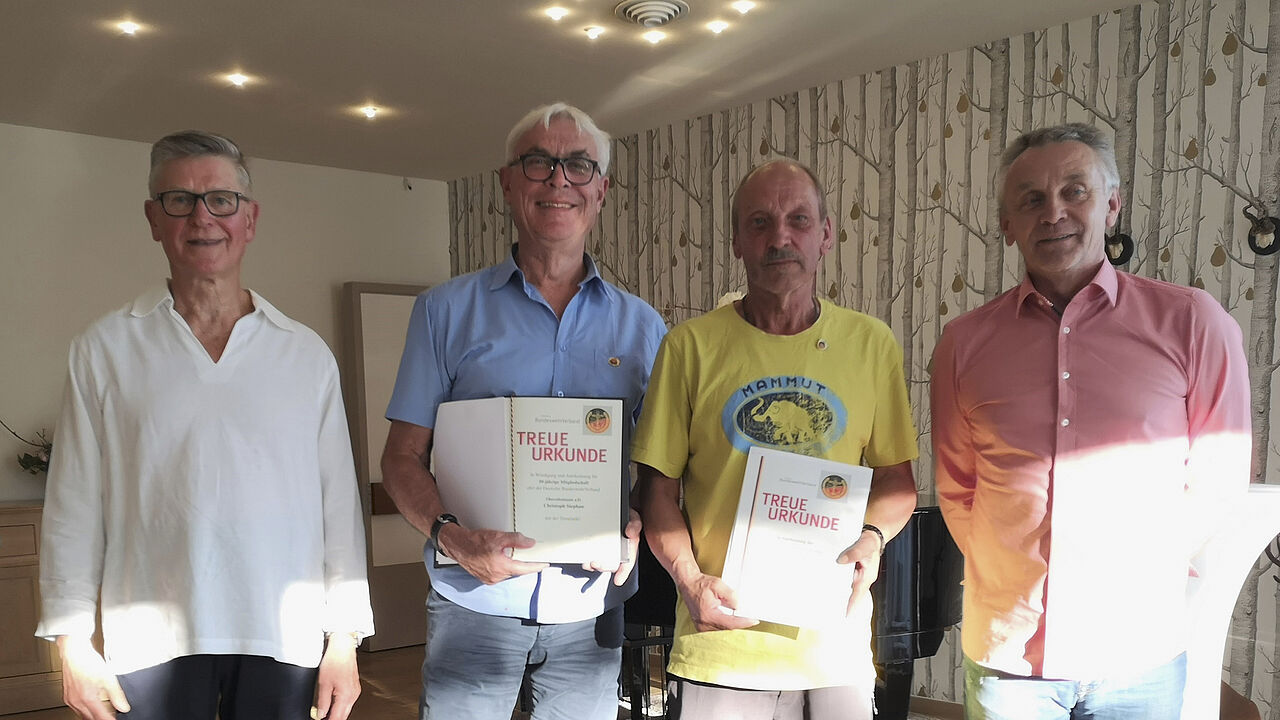 Vorsitzender Erwin Vohrer mit den geehrten Mitgliedern Christoph Stephan, Klaus Boßler und dem Delegierten Peter Hoffmann (v.l.n.r.). Foto: Winfried Riedinger