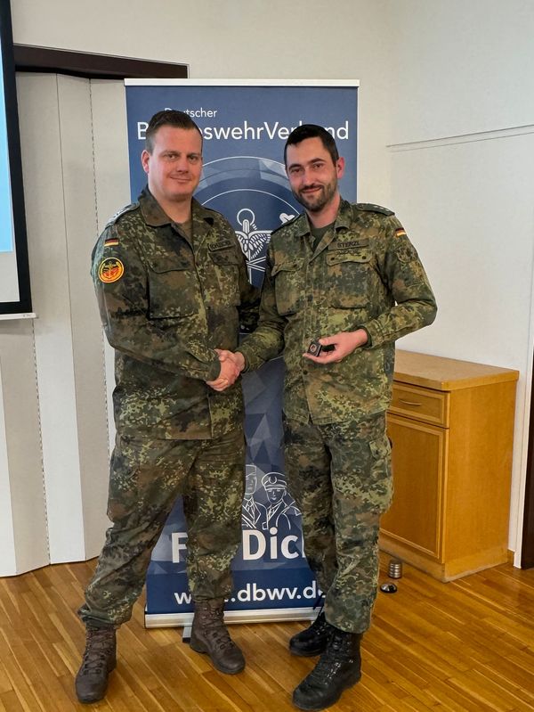 Bezirksvorsitzender Stabsfeldwebel Christian Schleicher (links) bedankt sich beim scheidenden TruKa-Vorsitzende Hauptmann Tobias Sterzl mit der Verdienstnadel in Bronze des DBwV. Foto: Brain Berger