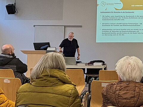 Regionalstellenleiter Oberstleutnant a.D. Martin Heuwinkel gab den Mitgliedern der KERH Niederstetten detaillierte Einblicke in Struktur, Aufgaben und Finanzierung des Bundeswehr-Sozialwerks. Foto: ChK