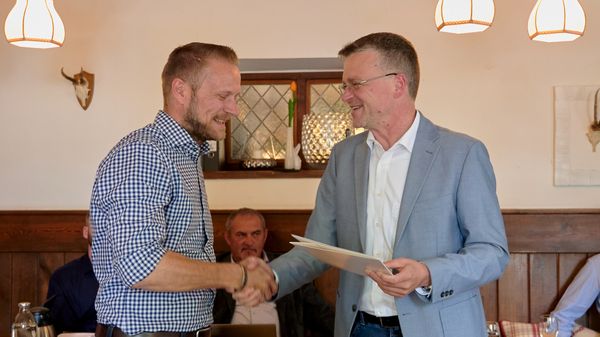 Bezirksvorsitzender Oberbayern, Major Daniel Brunner, wird vom Bundesvorsitzenden Oberst André Wüstner mit der Verdienstnadel in Bronze ausgezeichnet. Foto: DBwV/IK