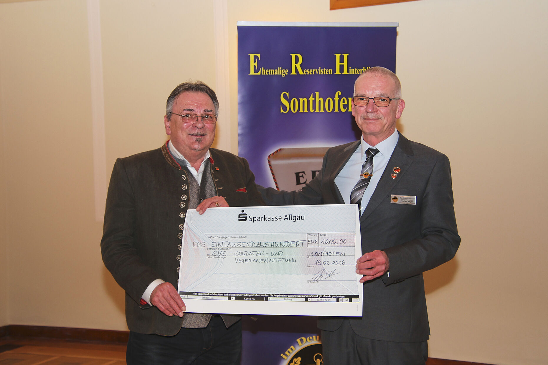 im Namen der Sonthofer Soldatenverbände übergibt Vorsitzender Stefan Weyer den symbolischen Spendenscheck von 1200 Euro an Bezirksvorsitzenden Franz Jung. Foto: Wolfgang Kruse