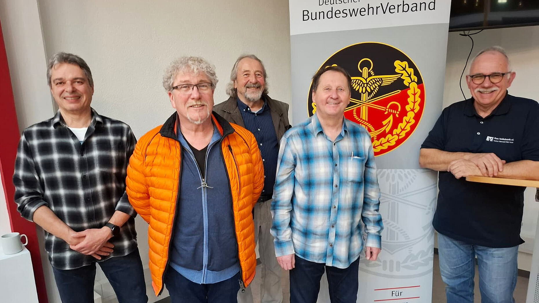 Wahlleiter Hauptmann a.D. Reinhard Streib (v.l.) mit dem neuen Vorstand der KERKH Neckarzimmern: Beisitzer Oberstabsfeldwebel a.D. Oswin Rottler, Stellvertreter Major a.D. Hugo Kratz, Beisitzer Stabsfeldwebel d.R. Colin Gimber und Vorsitzender Oberstabsfeldwebel a.D. Jürgen Zechner. Foto: KERH Neckarzimmern