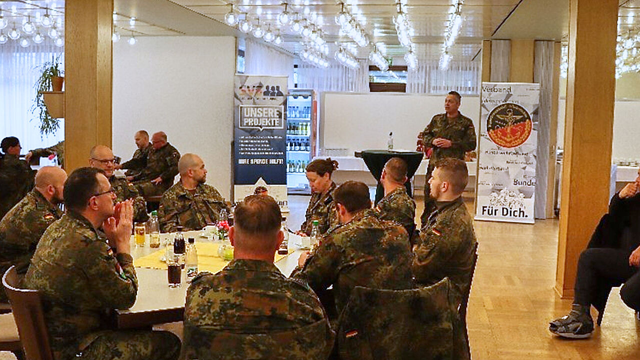 TruKa-Vorsitzender Stabsfeldwebel Roman Böhme begrüßte täglich zum TruKa-Frühstück mit aktuellen Informationen aus der Arbeit des DBwV. Foto: Bundeswehr/Simon Hofmann 