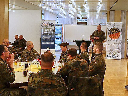 TruKa-Vorsitzender Stabsfeldwebel Roman Böhme begrüßte täglich zum TruKa-Frühstück mit aktuellen Informationen aus der Arbeit des DBwV. Foto: Bundeswehr/Simon Hofmann 