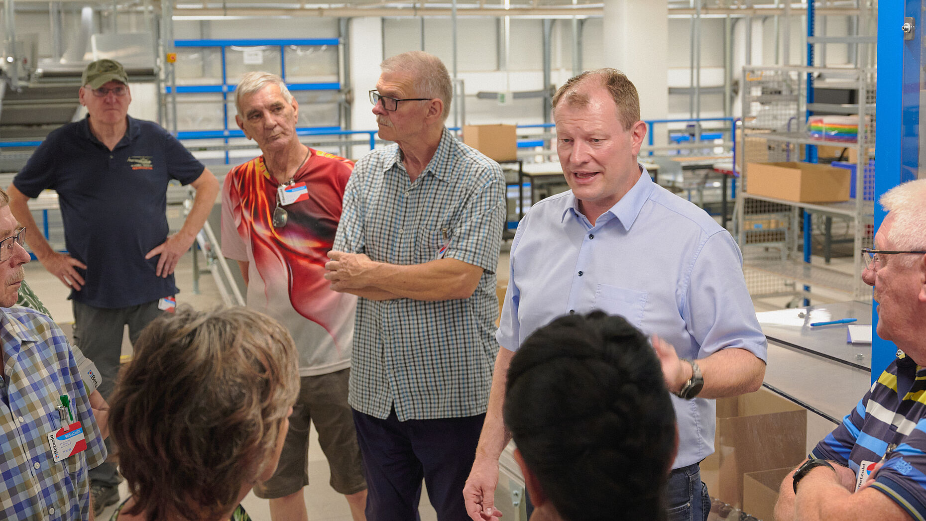 Beeindruckend waren die automatisierten, umweltfreundlichen Logistikprozesse – von der Warenaufnahme im Hochregallager über Fertigungsprozesse bis hin zum Versand. Foto: Ingo Kaminsky