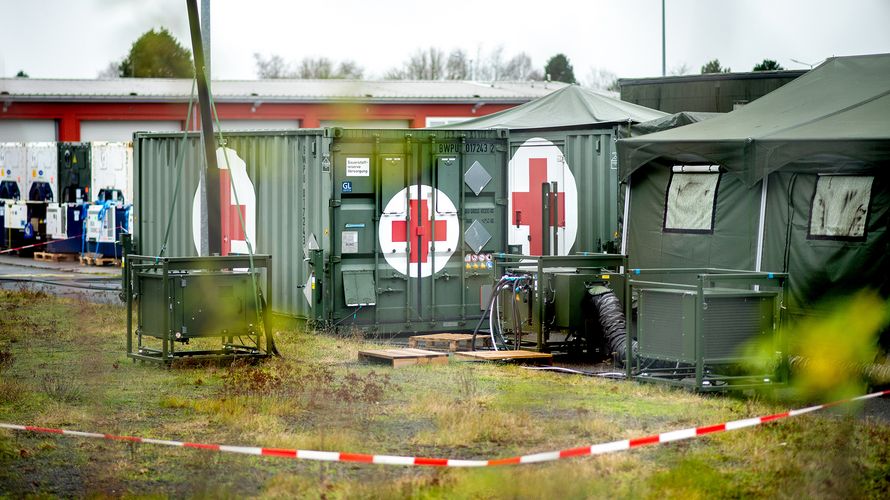 Sanitätscontainer der Bundeswehr stehen auf dem Gelände der Artlandkaserne. Die Kaserne im niedersächsischen Quakenbrück wird in der Corona-Krise als zentrales Impfstofflager in Deutschland vorbereitet. Foto: picture alliance/dpa | Hauke-Christian Dittrich