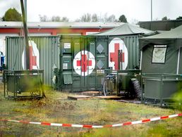 Sanitätscontainer der Bundeswehr stehen auf dem Gelände der Artlandkaserne. Die Kaserne im niedersächsischen Quakenbrück wird in der Corona-Krise als zentrales Impfstofflager in Deutschland vorbereitet. Foto: picture alliance/dpa | Hauke-Christian Dittrich