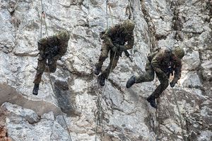 Dynamische Vorführung der besonderen Fähigkeiten der Gebirgsjaeger während eines Informationsbesuchs der Bundesministerin der Verteidigung bei der Gebirgsjägerbrigade 23 in Bad Reichenhall. Foto: Bundeswehr