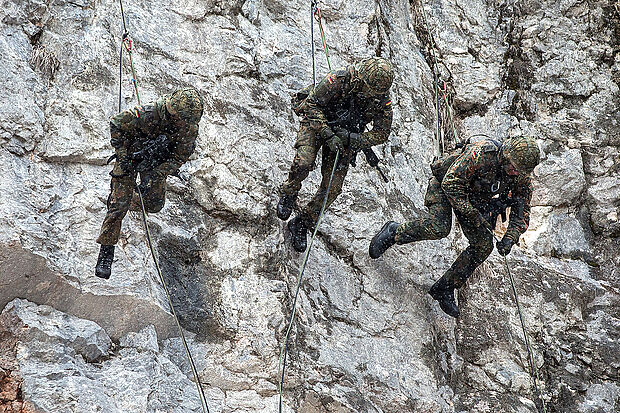 Dynamische Vorführung der besonderen Fähigkeiten der Gebirgsjaeger während eines Informationsbesuchs der Bundesministerin der Verteidigung bei der Gebirgsjägerbrigade 23 in Bad Reichenhall. Foto: Bundeswehr