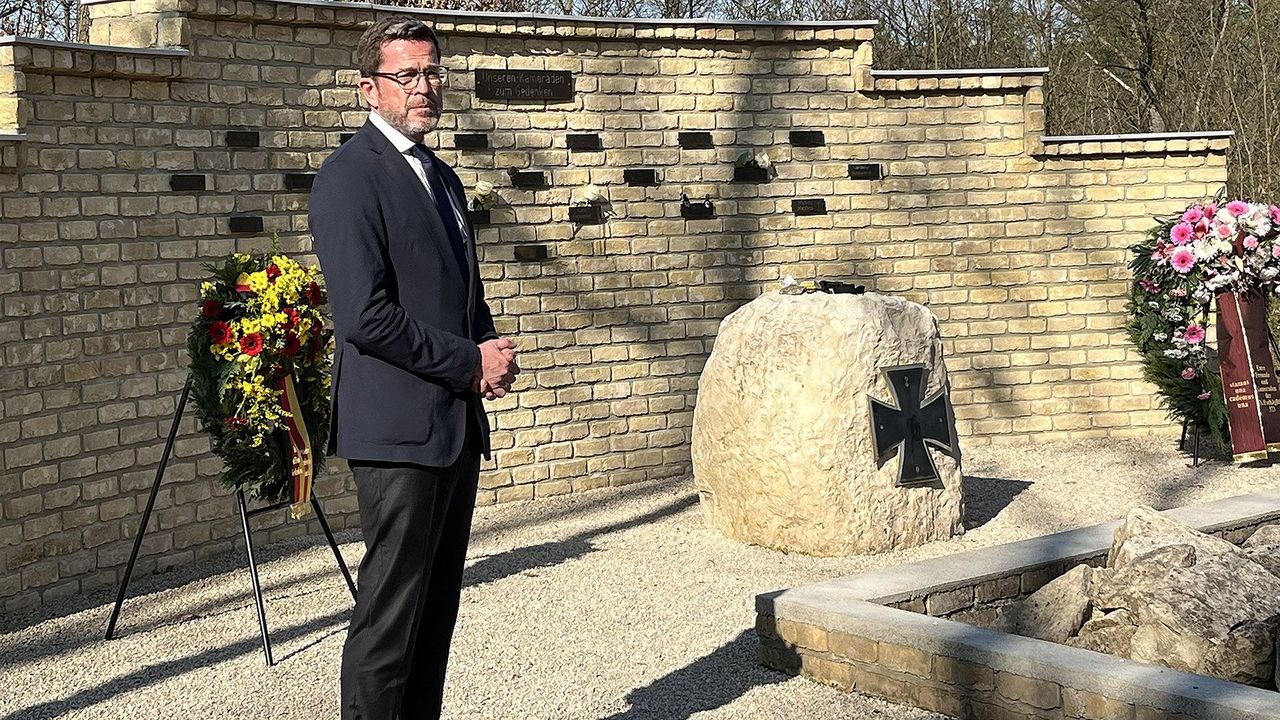 Der frühere Verteidigungsminister Karl-Theodor zu Guttenberg (CSU) war am Tag der Rückkehr der drei Gefallenen des Karfreitagsgefechts in Köln und wartete auf die Särge der Toten, die aus Afghanistan in die Heimat überführt worden sind. Foto: DBwV/Frank Jungbluth