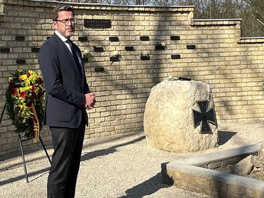 Der frühere Verteidigungsminister Karl-Theodor zu Guttenberg (CSU) war am Tag der Rückkehr der drei Gefallenen des Karfreitagsgefechts in Köln und wartete auf die Särge der Toten, die aus Afghanistan in die Heimat überführt worden sind. Foto: DBwV/Frank Jungbluth