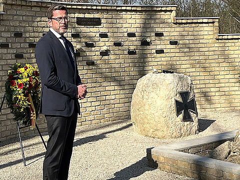 Der frühere Verteidigungsminister Karl-Theodor zu Guttenberg (CSU) war am Tag der Rückkehr der drei Gefallenen des Karfreitagsgefechts in Köln und wartete auf die Särge der Toten, die aus Afghanistan in die Heimat überführt worden sind. Foto: DBwV/Frank Jungbluth