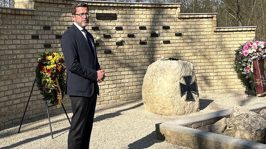 Der frühere Verteidigungsminister Karl-Theodor zu Guttenberg (CSU) war am Tag der Rückkehr der drei Gefallenen des Karfreitagsgefechts in Köln und wartete auf die Särge der Toten, die aus Afghanistan in die Heimat überführt worden sind. Foto: DBwV/Frank Jungbluth