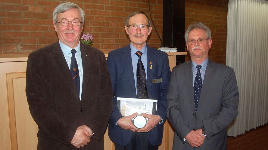 v.l.: Komander, Hennings mit einem Buch des Bundesvorsitzenden sowie einer Uhr der Ehemaligen und seinem Nachfolger Priesemann (Foto: LV Nord)