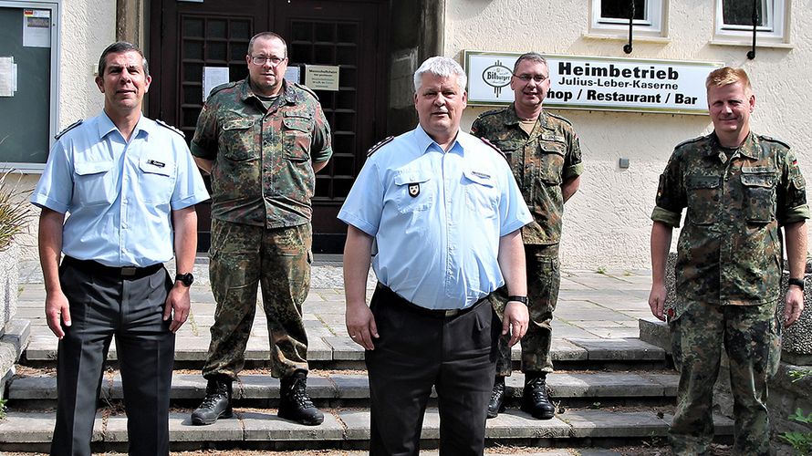 Der neue Vorstand: StHptm Andreas Quirin (Schriftführer, v. l.), Oberstlt Andreas Sieger (Beisitzer), Hptm Ingo Zergiebel (Vorsitzender), StFw Mark Ochmann (Stv. Vorsitzender), Oberstlt Jens Lorber (Beisitzer). Foto: DBwV/Hahn