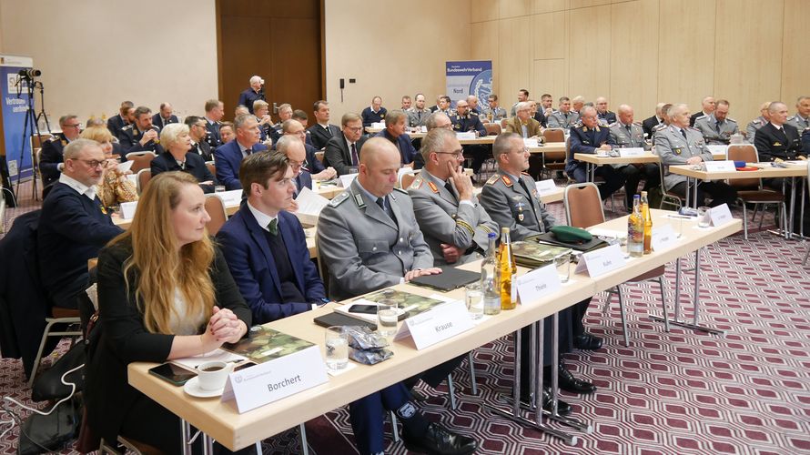 Rund 60 Kommandeure und Dienststellenleiter sind in Adendorf auf Einladung des Landesverbandes Nord zusammengekommen. Foto: LV Nord