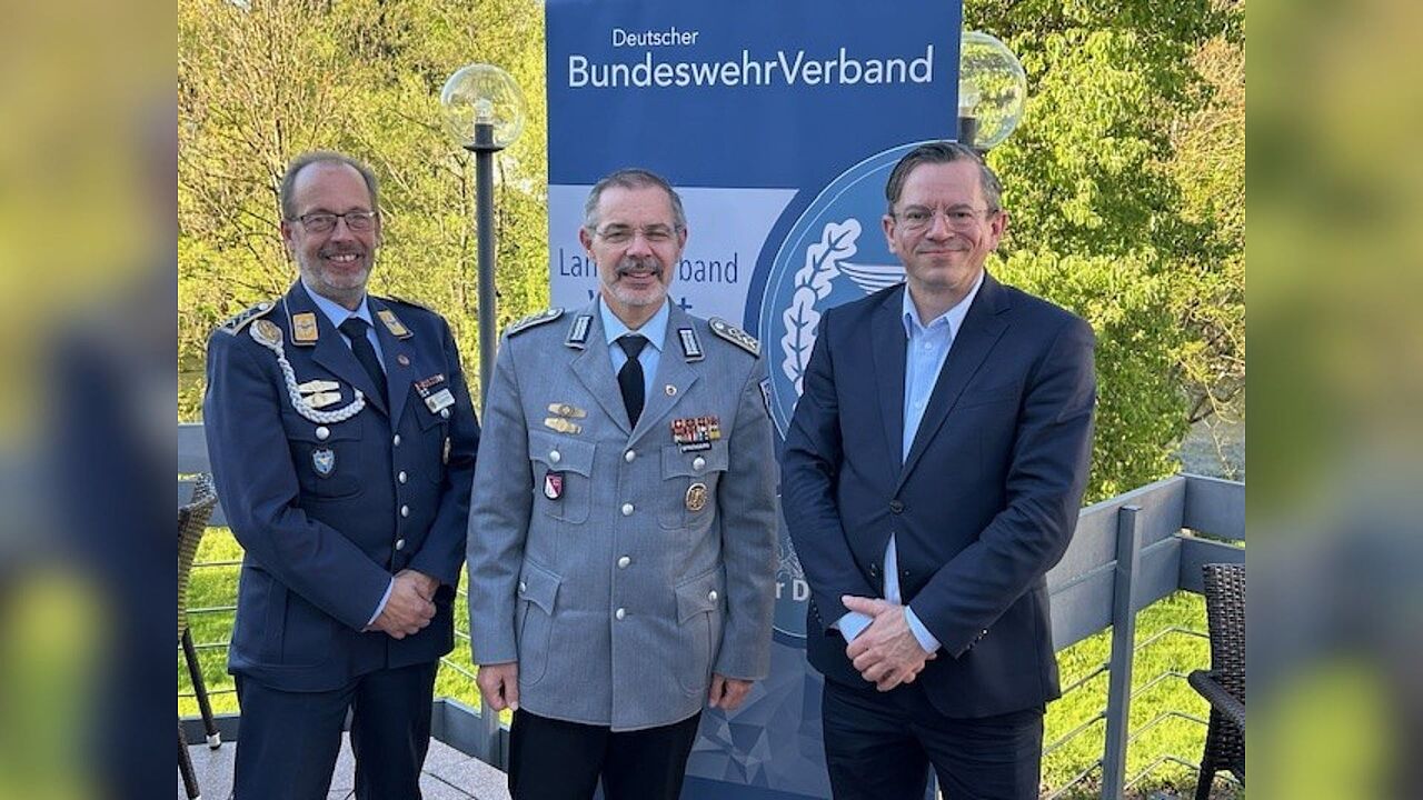 Die DBwV Treueurkunde mit Nadel zum 40. gab es während der Sitzung des Landesvorstands für Oberstabsfeldwebel Stefan Sprengers. Foto: DBwV LV West