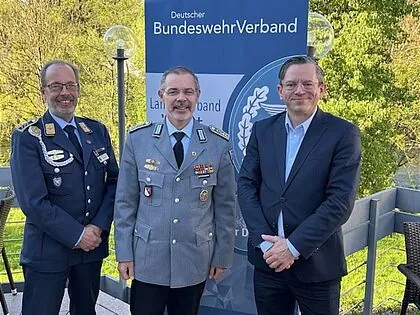 Die DBwV Treueurkunde mit Nadel zum 40. gab es während der Sitzung des Landesvorstands für Oberstabsfeldwebel Stefan Sprengers. Foto: DBwV LV West
