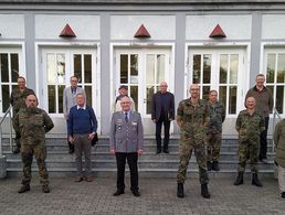 Der alte und neue Vorsitzende der Standortkameradschaft Hauptmann Weber (1.Reihe, 3 v.l.) zusammen mit dem Vorstand. Foto: DBwV/Brandt