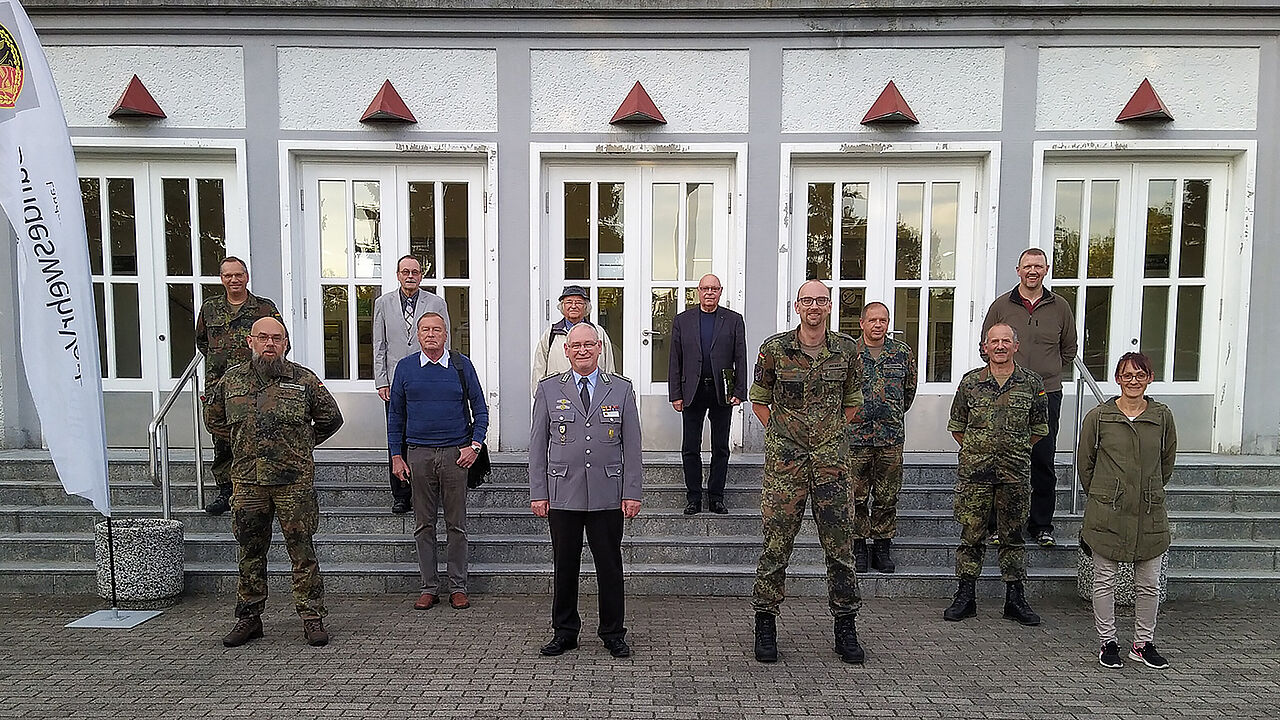 Der alte und neue Vorsitzende der Standortkameradschaft Hauptmann Weber (1.Reihe, 3 v.l.) zusammen mit dem Vorstand. Foto: DBwV/Brandt