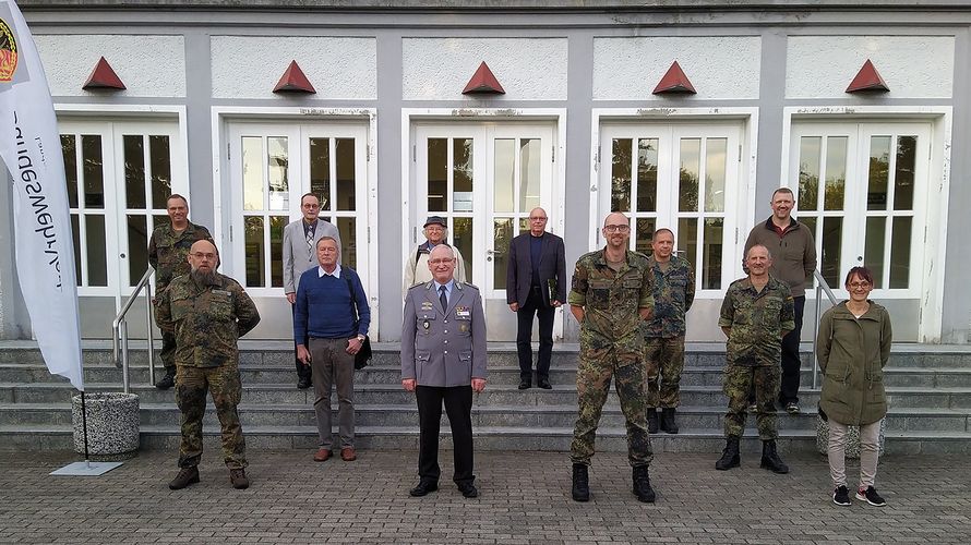 Der alte und neue Vorsitzende der Standortkameradschaft Hauptmann Weber (1.Reihe, 3 v.l.) zusammen mit dem Vorstand. Foto: DBwV/Brandt