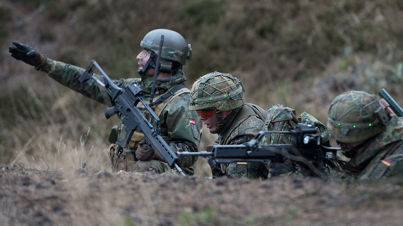 Deutsche Panzergrenadiere auf dem Truppenübungsplatz Oberlausitz bei Werdeck (Sachsen) einen militärischen Einsatz. Foto: dpa