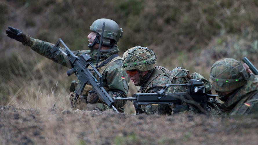 Deutsche Panzergrenadiere auf dem Truppenübungsplatz Oberlausitz bei Werdeck (Sachsen) einen militärischen Einsatz. Foto: dpa