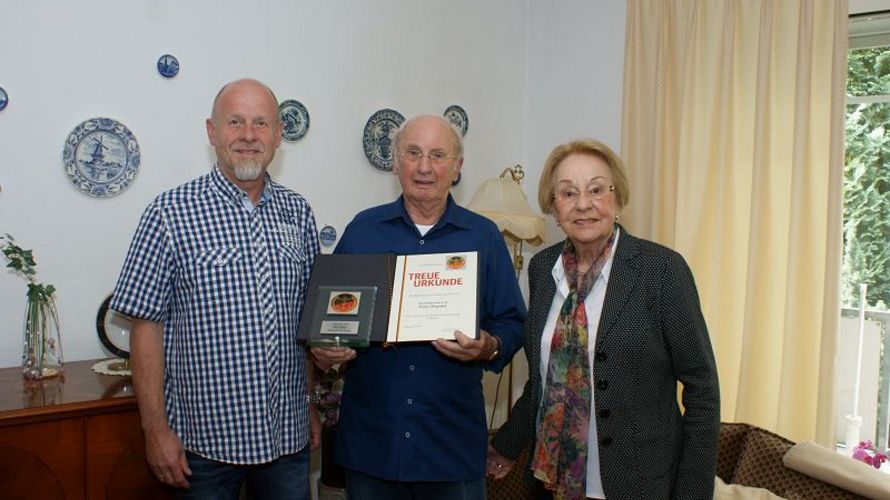 Hauptmann a.D. Joachim Triemer (l.) mit Stabsfeldwebel a.D. Peter Degener und Frau Degener Foto: DBwV/Thomas Hinke