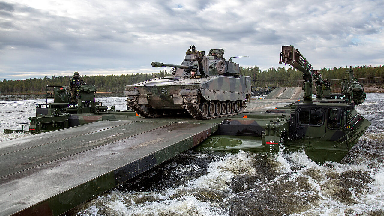 Ein niederländischer Schützenpanzer CV90 der Grenadiertruppe überquert den Fluss Rena mit der Amphibie M3 durch die Schwimmbrückenkompanie des Pionierbataillons 901 aus Minden bei der Nato-Großübung Trident Juncture 2018. Foto: Bundeswehr/Marco Dorow