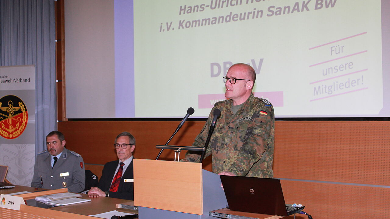 Tagungsleiter Oberstlt Josef Rauch, Landesvorsitzender StFw a.D. Gerhard Stärk mit Direktor Lehre, Oberstarzt Dr. Hans-Ulrich Holtherm, der die Tagungsteilnehmer an der SanAkBw begrüßt (v.l.)