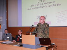 Tagungsleiter Oberstlt Josef Rauch, Landesvorsitzender StFw a.D. Gerhard Stärk mit Direktor Lehre, Oberstarzt Dr. Hans-Ulrich Holtherm, der die Tagungsteilnehmer an der SanAkBw begrüßt (v.l.)