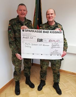 Brigadegeneral Michael Matz bei der Übergabe des symbolischen Spendenschecks an den Bezirksvorsitzenden Oliver Hartmann. Foto: AusbZ Inf
