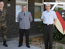 Freuten sich über den Besuch des neuen Landesvorsitzenden Oberstleutnant Lutz Meier (Mitte): StOKa Vorsitzender Hauptmann Andre Häusler und ChdSt Oberst i.G. Michael Vollmer. Foto: ZVBw\Leonhardt