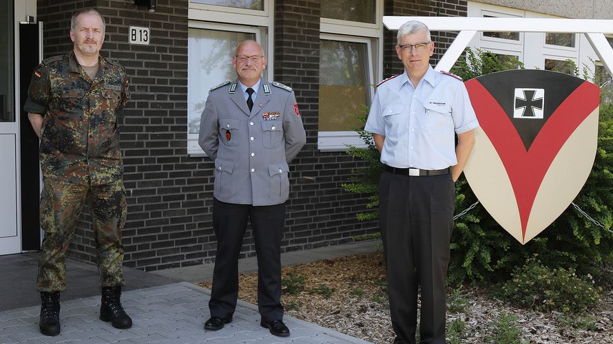 Freuten sich über den Besuch des neuen Landesvorsitzenden Oberstleutnant Lutz Meier (Mitte): StOKa Vorsitzender Hauptmann Andre Häusler und ChdSt Oberst i.G. Michael Vollmer. Foto: ZVBw\Leonhardt