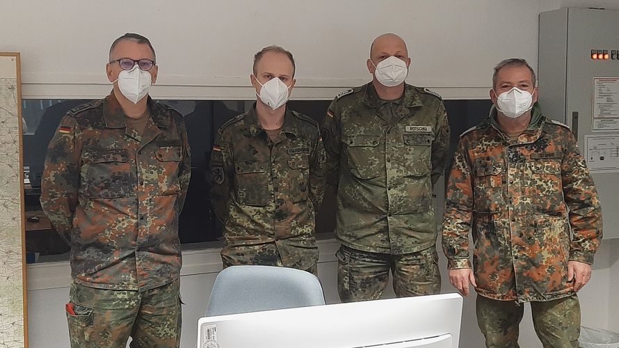 Dank für ihren Dienst im RegFüSt Süd erfuhren Stabsfeldwebel Schnaus, Stabsunteroffizier Falkenburger und Stabsfeldwebel Rotschka vom TruKa-Vorsitzenden Oberstabsfeldwebel Matthias Stumpf. Foto: TruKa BNK