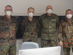 Dank für ihren Dienst im RegFüSt Süd erfuhren Stabsfeldwebel Schnaus, Stabsunteroffizier Falkenburger und Stabsfeldwebel Rotschka vom TruKa-Vorsitzenden Oberstabsfeldwebel Matthias Stumpf. Foto: TruKa BNK