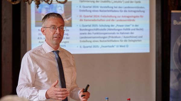 Justitiar Christian Sieh stellte die Mandatsträger u.a. auf das digitale Antragswesen bei Landes- und Hauptversammlung ein. Foto: Ingo Kaminsky