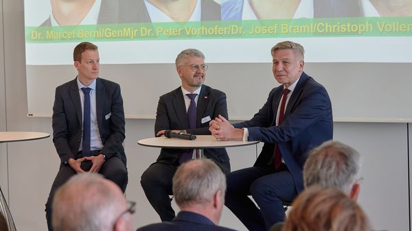 Die Referenten Dr. Marcel Berni (CH) (v.l.) , Generalmajor Dr. Peter Vorhofer (AT) und Dr. Josef Braml (DE) vertieften in der Podiumsdiskussion ihre Ansichten zu zentralen Themen. Foto: DBwV/Ingo Kaminsky