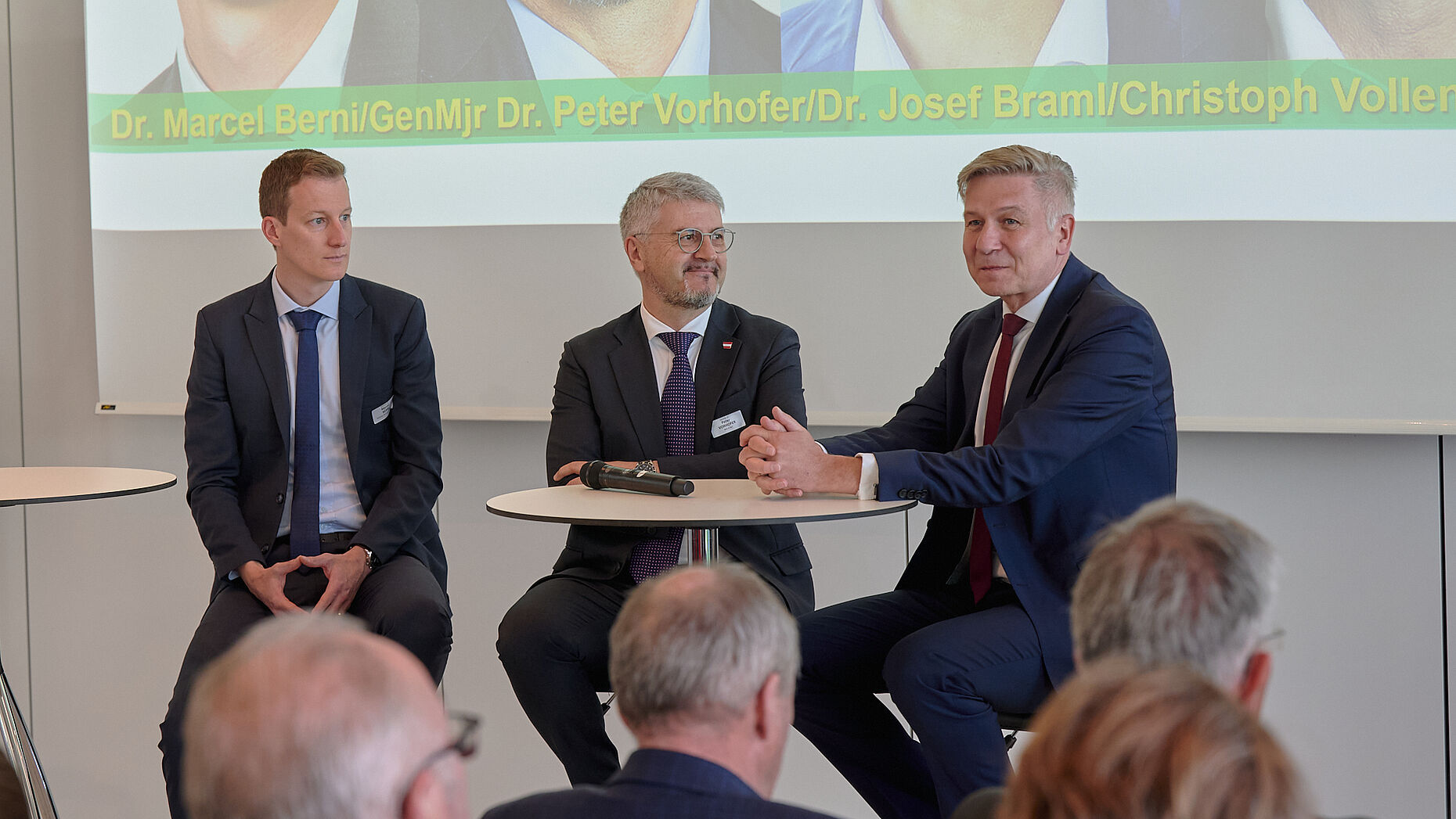 Die Referenten Dr. Marcel Berni (CH) (v.l.) , Generalmajor Dr. Peter Vorhofer (AT) und Dr. Josef Braml (DE) vertieften in der Podiumsdiskussion ihre Ansichten zu zentralen Themen. Foto: DBwV/Ingo Kaminsky