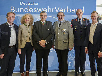Gemeinsames Bekenntnis zur Sicherheit beim Jahresempfang Bayern des Landesverbandes Süddeutschland: Wolfgang Fackler (von links, MdL, CSU), Prof. Dr. Eva-Maria Kern, Staatsminister Dr. Florian Herrmann, Landesvorsitzender Oberstleutnant a.D. Josef Rauch, Brigadegeneral Thomas Hambach Florian Siekmann (Bündnis 90/Die Grünen). Foto: IK